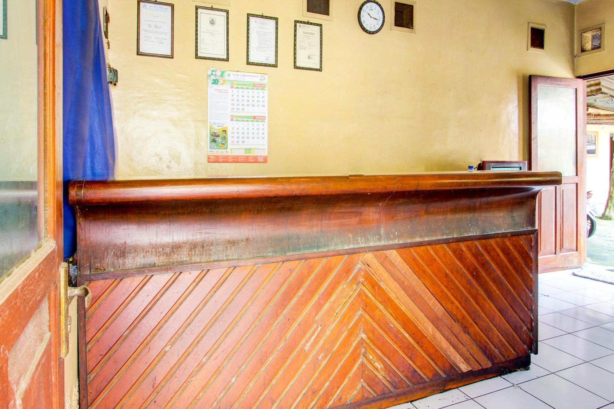 Spot On 92336 Hotel Sukowati Surakarta  Экстерьер фото