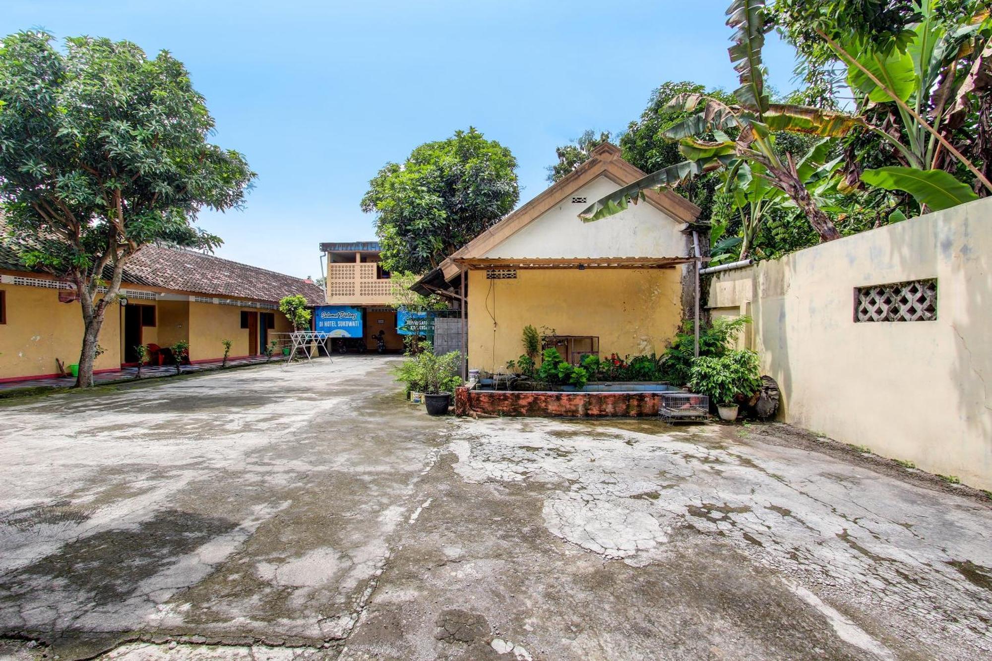 Spot On 92336 Hotel Sukowati Surakarta  Экстерьер фото