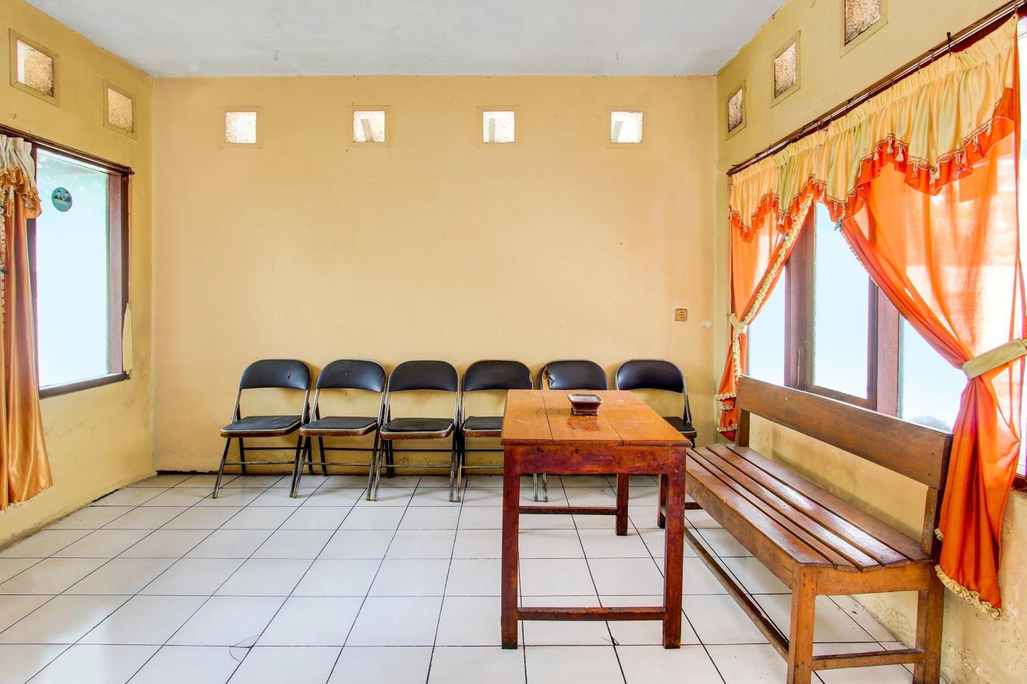Spot On 92336 Hotel Sukowati Surakarta  Экстерьер фото