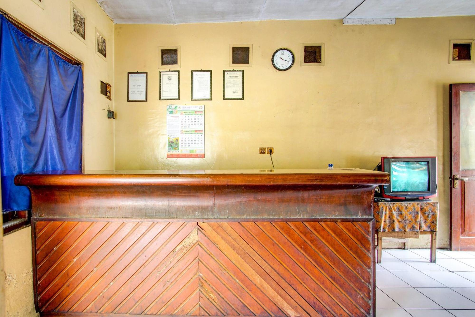 Spot On 92336 Hotel Sukowati Surakarta  Экстерьер фото